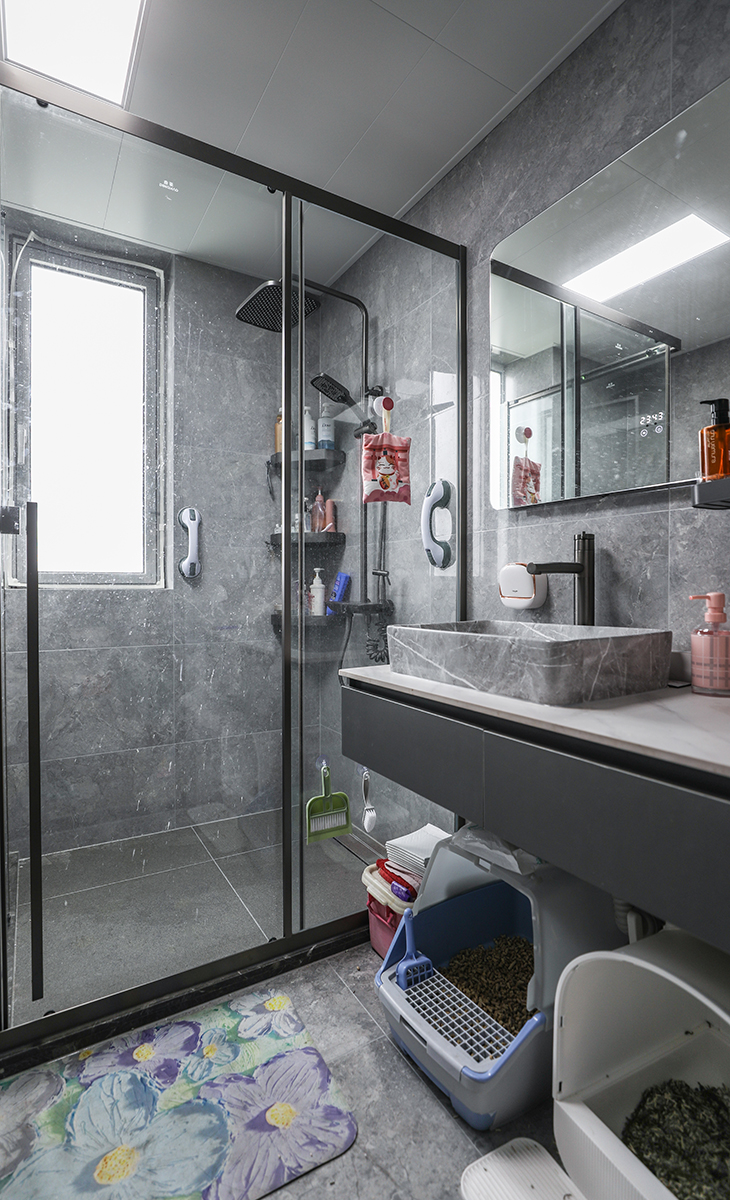 卫生间空间很大，淋浴间与洗漱空间用透明玻璃分隔开来，做到了布局的干湿分离，利于打扫，且视野上更加宽阔
