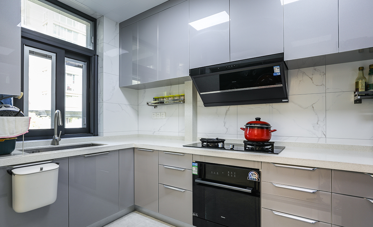 厨房设计了L型，操作区空间不浪费，操作便捷，整体收纳空间也变大，靠窗既能通风又能给厨房增加采光！
