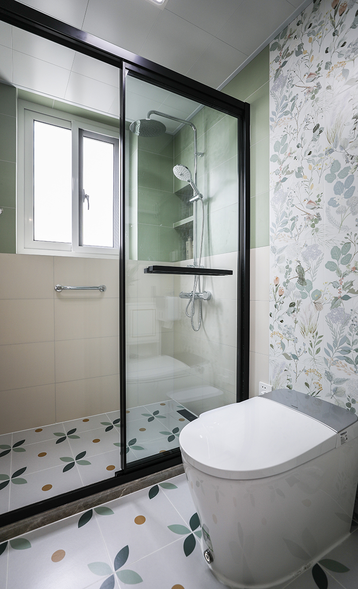 卫生间整体为小清新风，空间简洁明了，采用小花砖来点缀空间，淋浴房更是做了平拆分空间的效果，颜色整体偏浅，衬托的卫生间比较大。