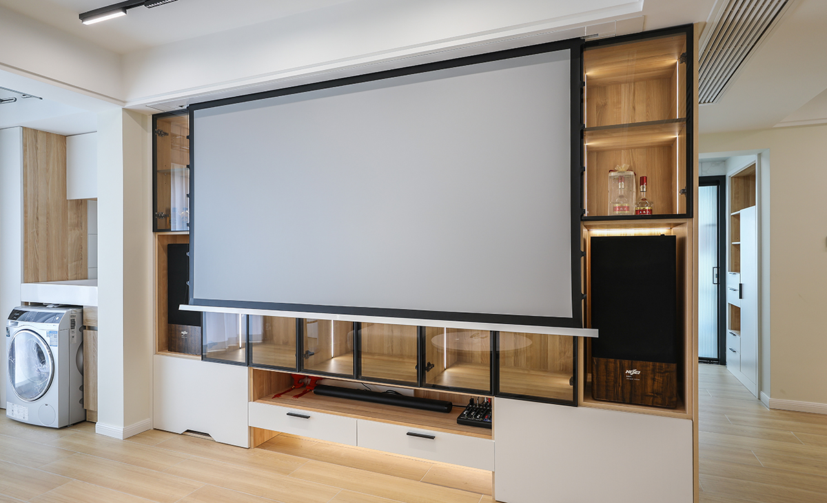  电视背面采用组合玻璃柜加上暗藏式投影来设计，即增加了储物功能，也可以休闲娱乐，让整个空间活跃起来。