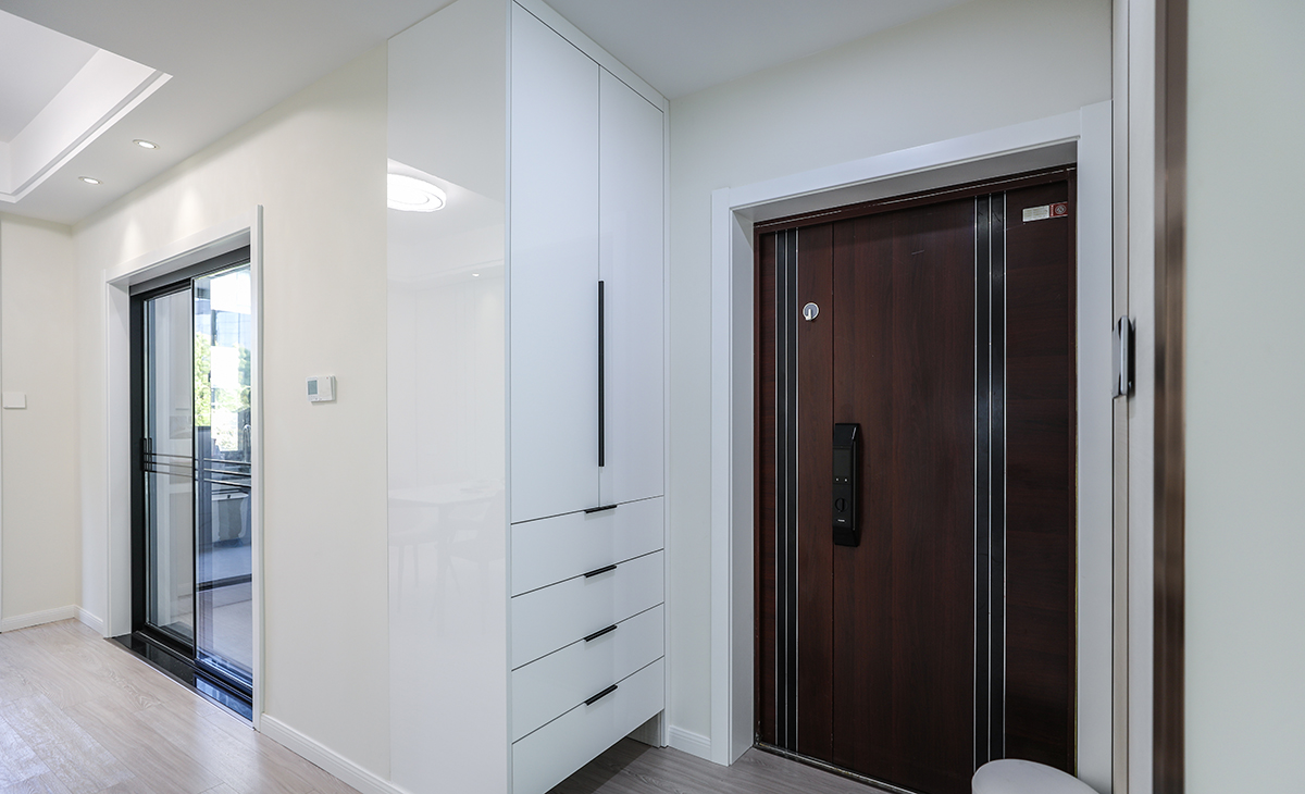 初入屋里，简单利落的玄关柜，使玄关空间更显细腻、精致。