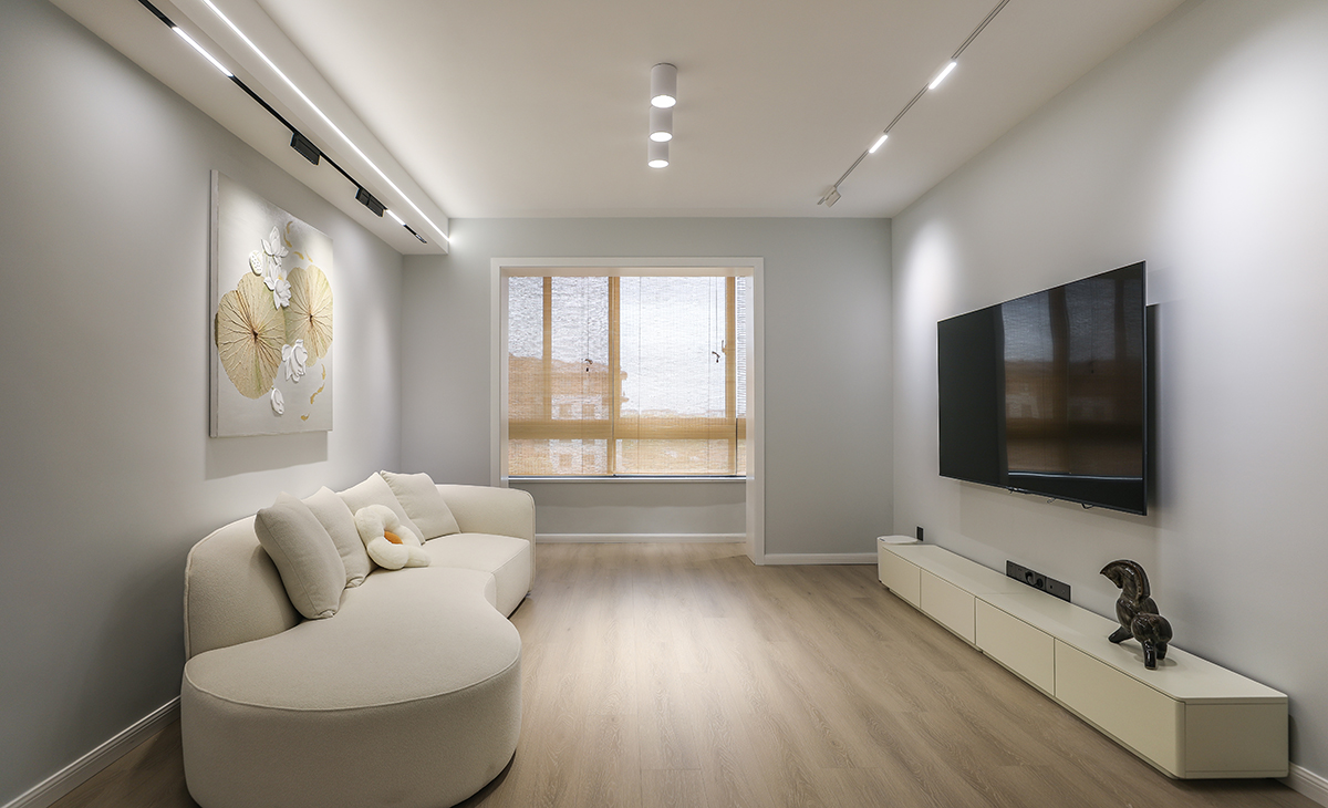 整个客厅以奶咖色打底，艺术感造型的沙发使整个空间呈现出一种优美、流畅的美学感，质感与温度共存。