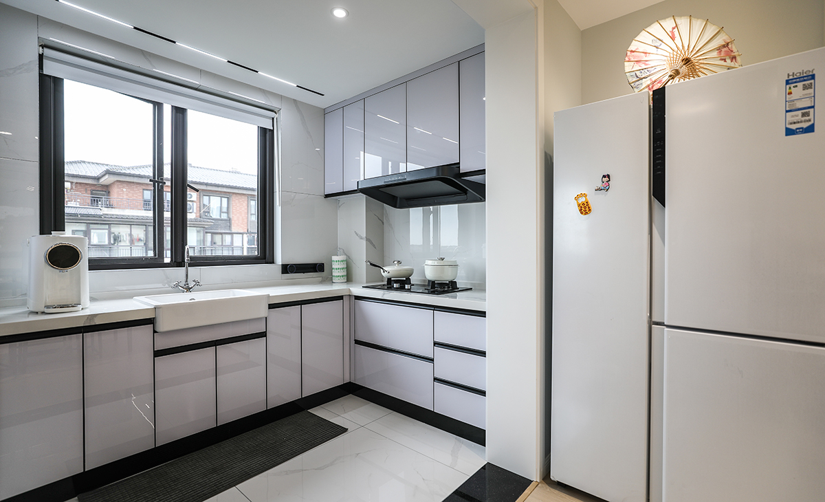 厨房以功能为导向，打造充足的上下储物空间，比例和谐、操作便利！