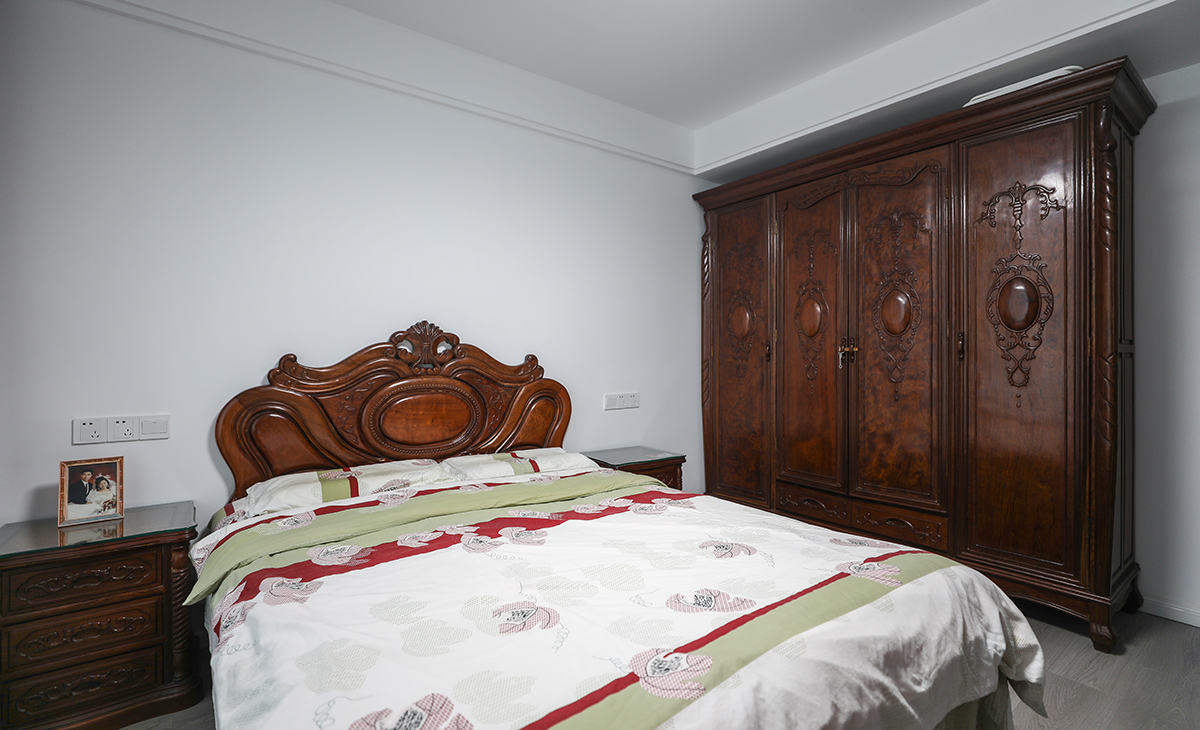 主卧床头背景白色，地面用胡桃色，L型大飘窗让卧室空间具有延伸感，棕色的床单把整个空间点缀地丰富、有内涵。