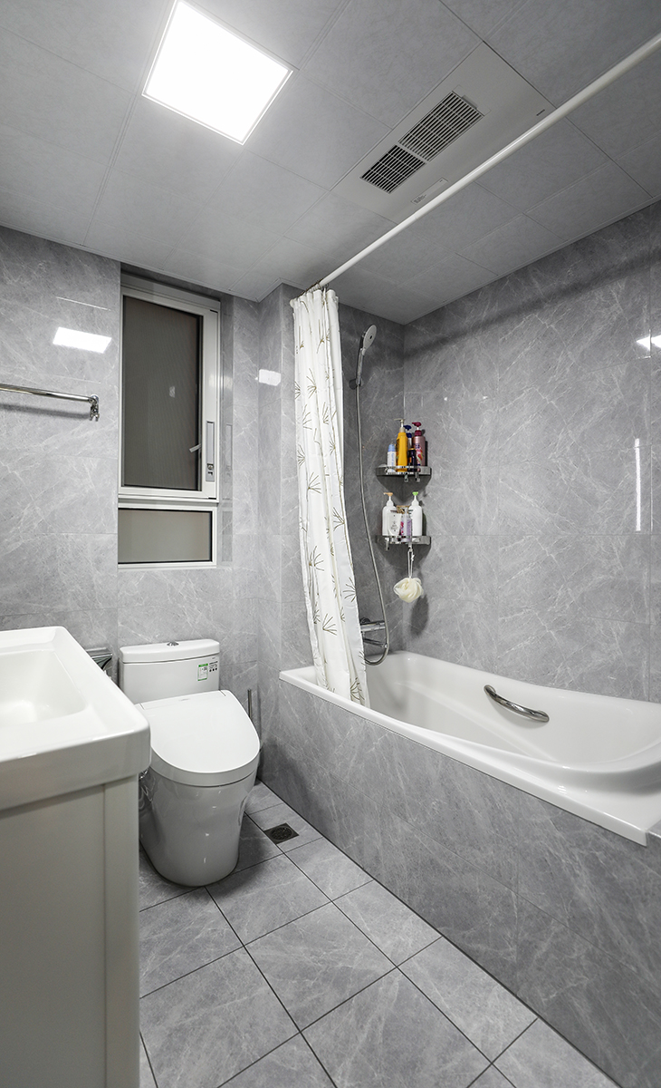 卫生间空间很大，淋浴间与洗漱空间用透明玻璃分隔开来，做到了布局的干湿分离，利于打扫，且视野上更加宽阔
