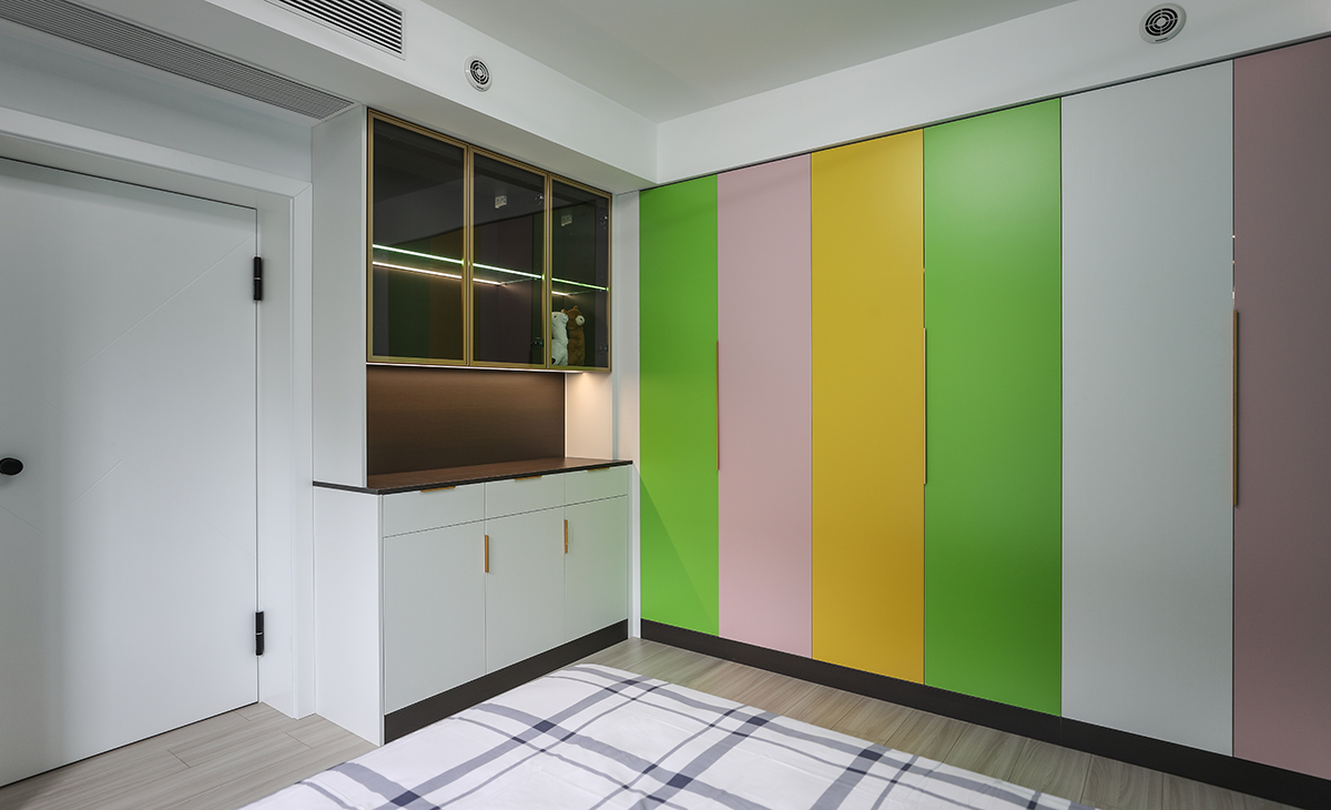 五颜六色的衣柜门，可以更方便主人分类摆放衣物，配上茶色的装饰柜，色彩上丰富多彩，空间上灵活自如，简洁明亮。