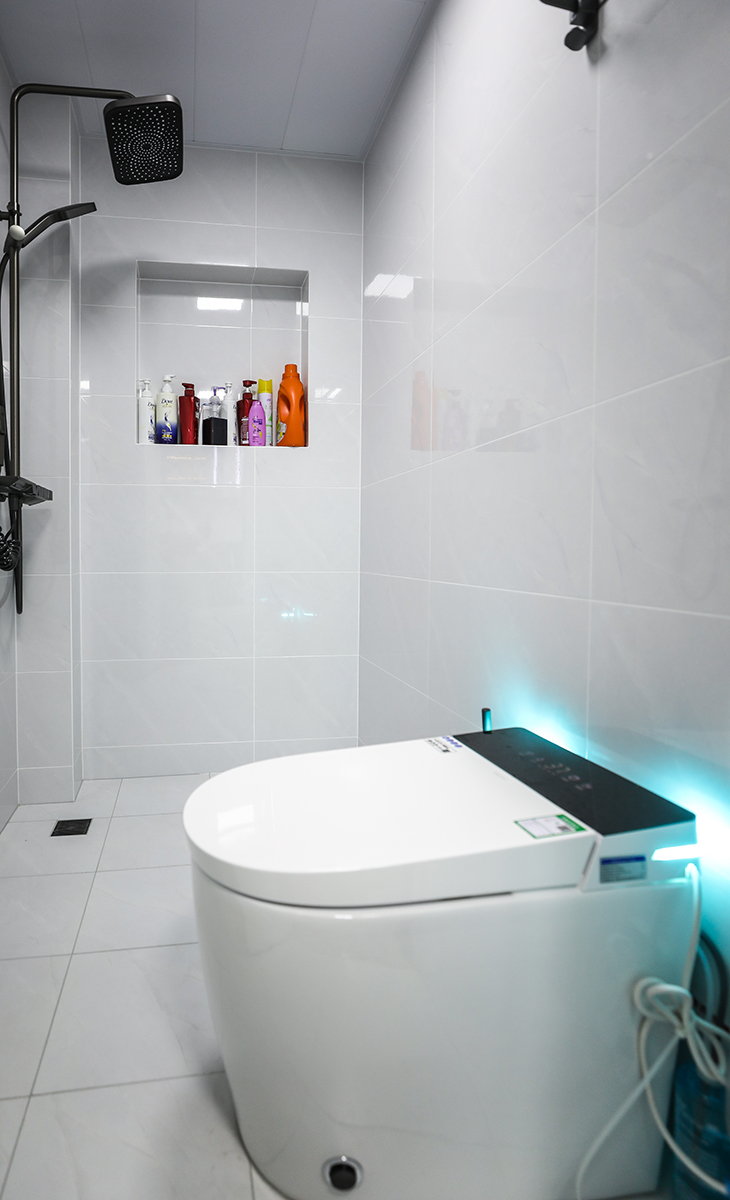 卫生间整体空间简洁明了，采用白色砖来点缀空间，淋浴房更是做了壁龛的效果，合理利用空间颜色整体偏浅，衬托的卫生间比较大。