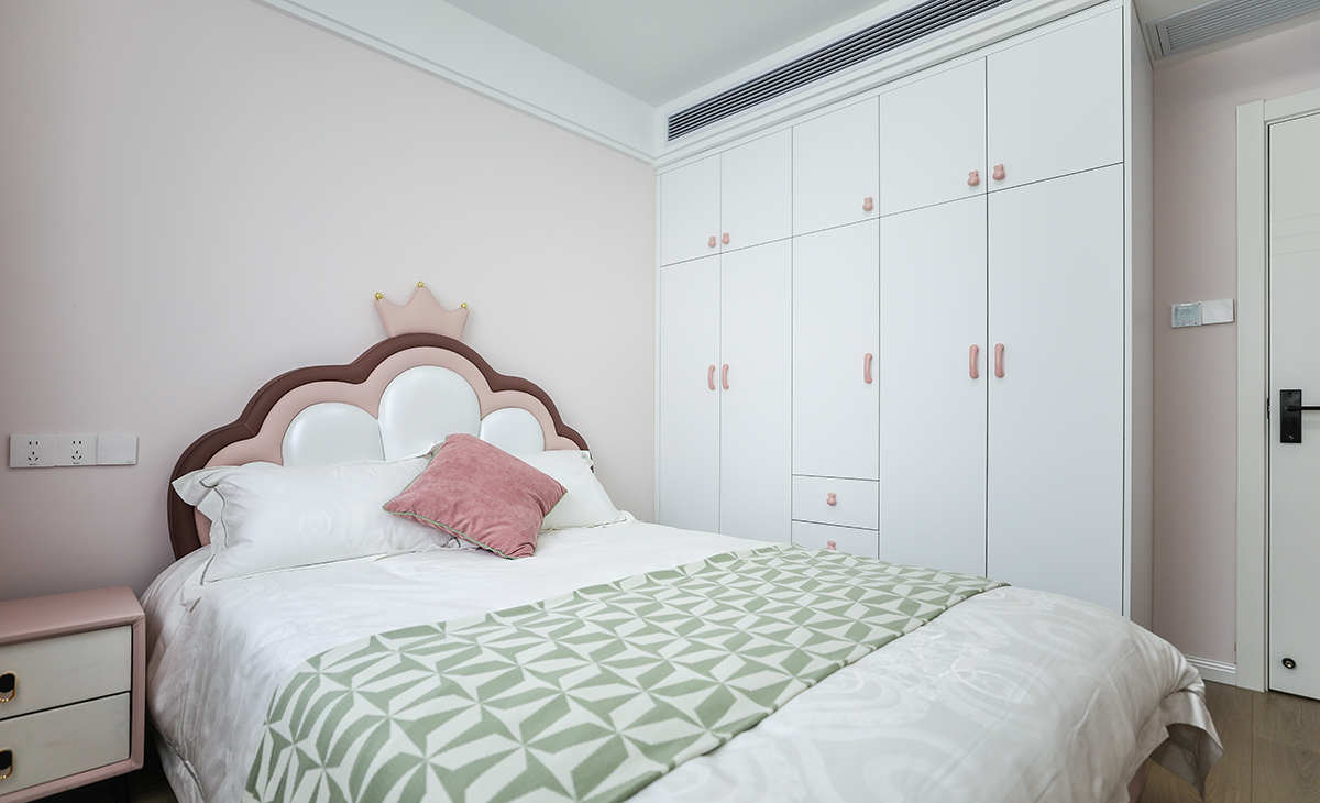次卧采用公主床实用元素，在有限的空间里，进行无限的利用空间，不浪费一分一毫，整体为粉色搭配白色基调。