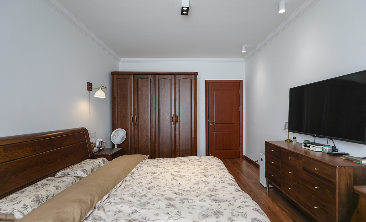 主卧床头背景白色，地面用胡桃色，L型大飘窗让卧室空间具有延伸感，壁灯把整个空间点缀地丰富、有内涵。