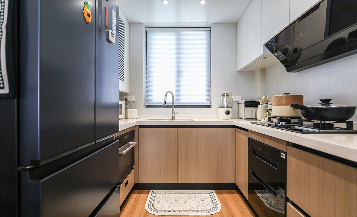 厨房与餐厅相连，采用原木色系，使得橱柜更有质感。