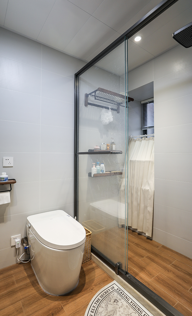 卫生间空间很大，淋浴间与洗漱空间用透明玻璃分隔开来，做到了布局的干湿分离，利于打扫，且视野上更加宽阔
