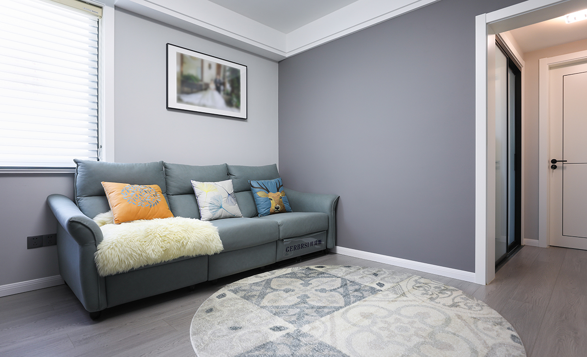 与餐椅一致原则，沙发也是采用了皮质，色调选用了灰蓝色，与空间灰度一致，高雅宁静，配合窗户的光线灵动，简单的空间角落既丰富又层次。