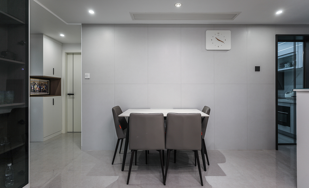 餐厅空间空间不大，80*130的餐桌靠墙放，餐厅的墙面用60*120的柔冠砖铺贴，美观又好打理。