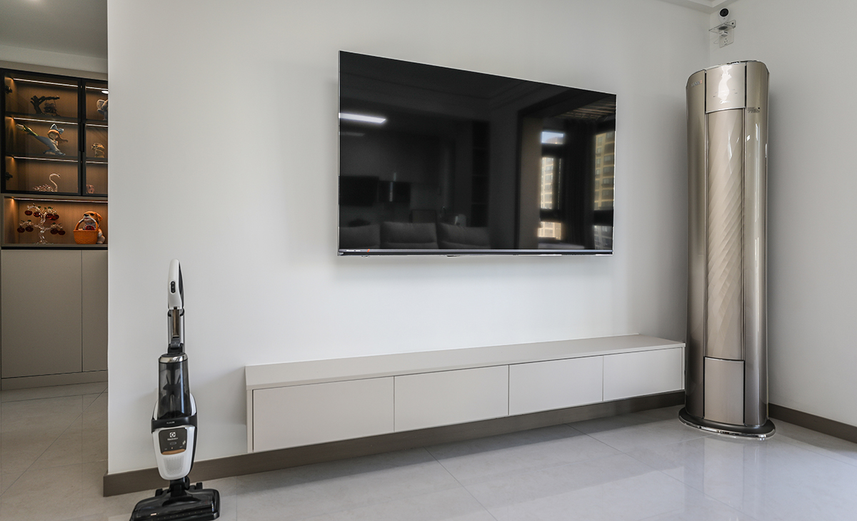 电视墙做的比较简单，悬空电视柜使空间简洁而大气，让空间不但时尚而且清爽。