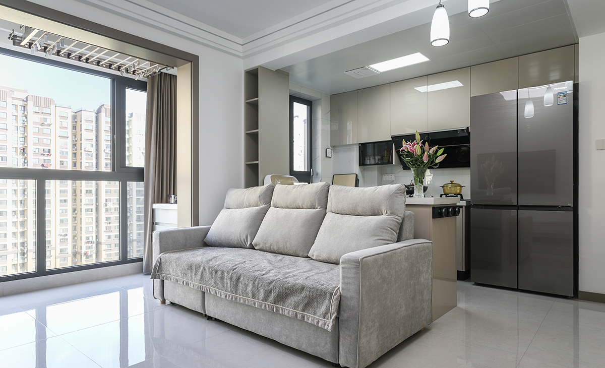 沙发用浅色，带点小腿，使空调更轻巧，既温馨又简洁。