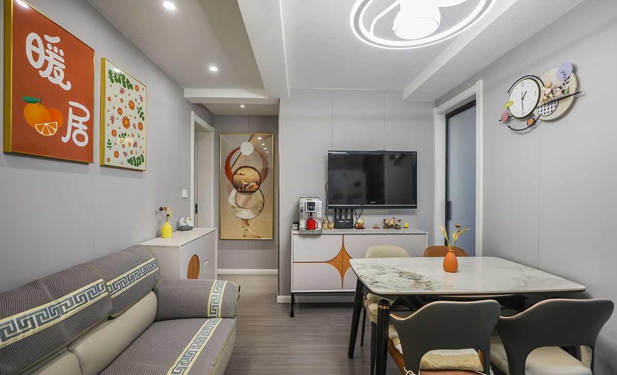 空间整体以米灰色调为主，现代感软装与整体空间色调融为一体，三联动移门更为客厅增加了光亮。