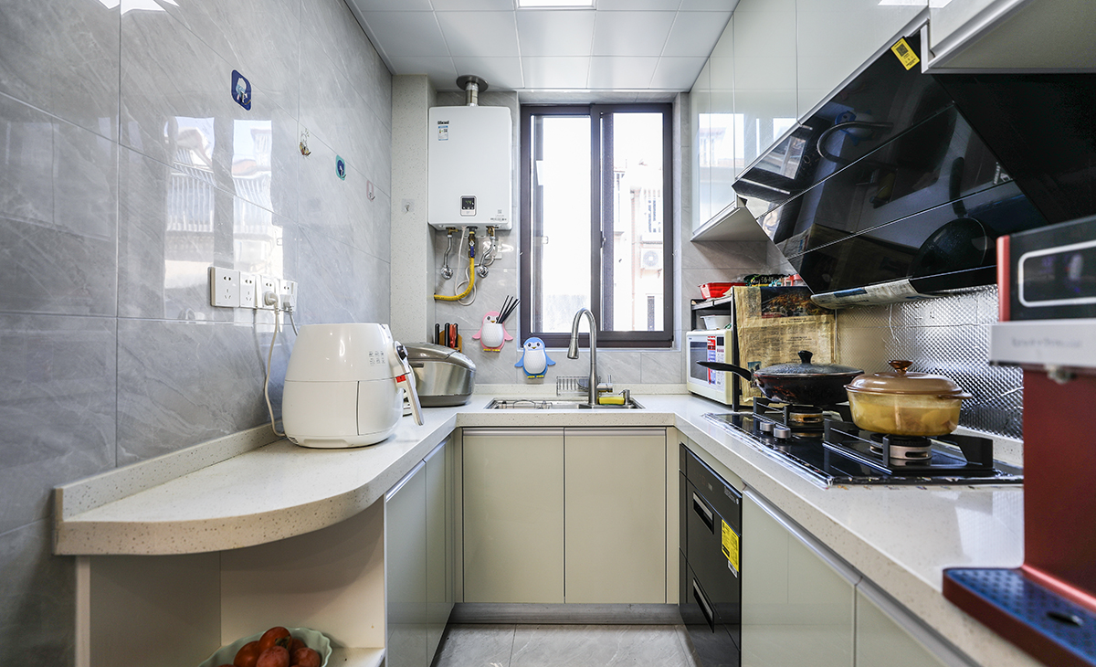 厨房U字型厨柜设计，满足了取、洗、切、炒、摆的操作流程。使小小的厨房的收纳空间也大大提升。