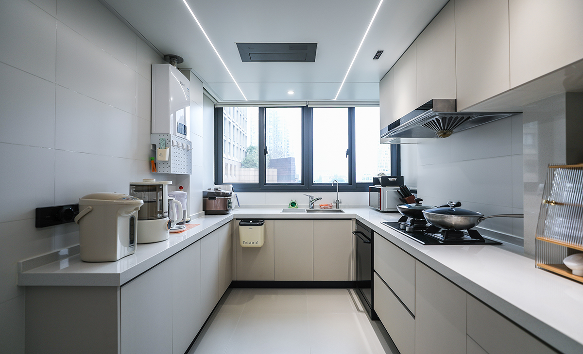 　　厨房U字型厨柜设计，满足了取、洗、切、炒、摆的操作流程。使小小的厨房的收纳空间也大大提升。