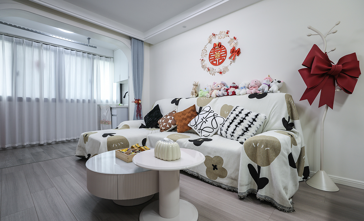 浅灰色沙发框架+组合式圆形茶几让客厅的感觉年轻起来了，沙发旁边配置落地灯增加氛围感。