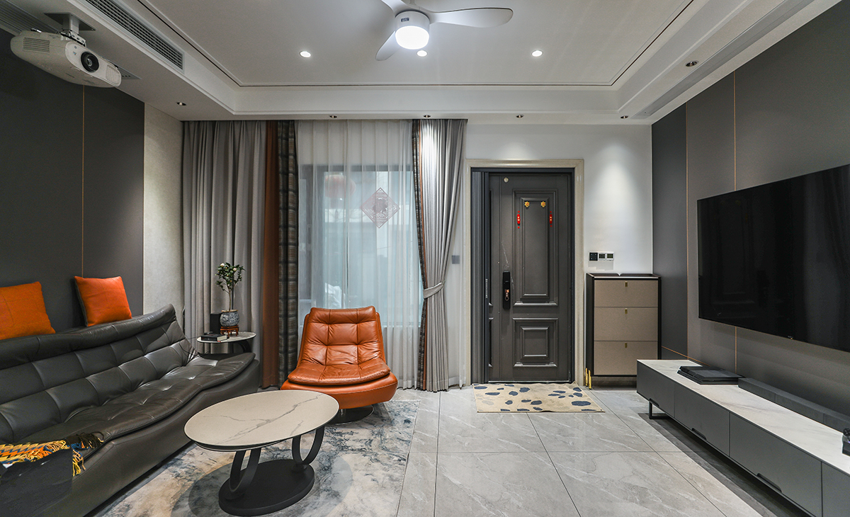 客厅是一家人活动频率最高的区域，要求宽阔、明亮。深灰色沙发加上浅灰色地砖，强调空间的黑白灰，空间的整洁和舒适性，整体给人以简洁、大气、时尚的感觉。