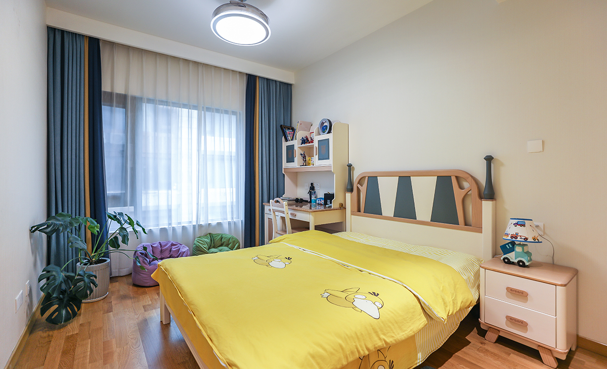 儿童房单人床，黄色床单，使整个卧室更加的温馨舒适，视觉上也给人很舒适。