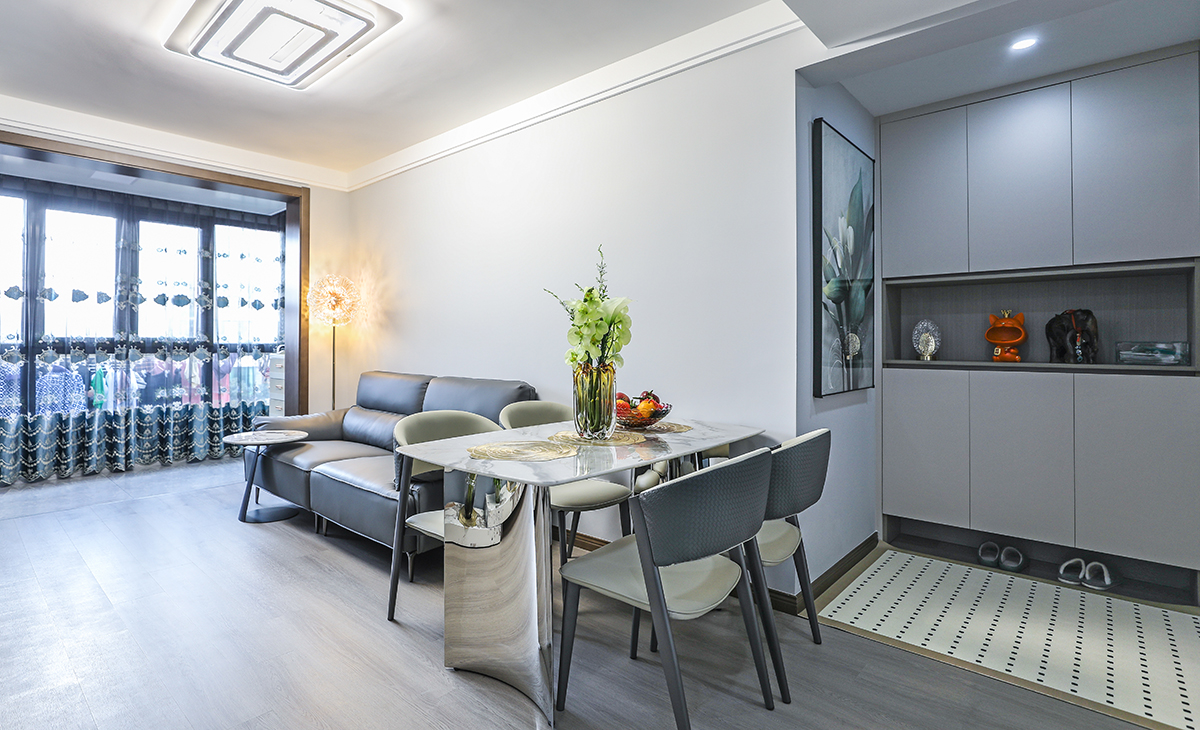 颜色搭配：白色餐桌和灰色椅子在颜色上很协调，整个空间给人一种简洁、干净的感觉。灯光搭配：房间内使用了暖色调的灯光，营造出温馨的氛围。