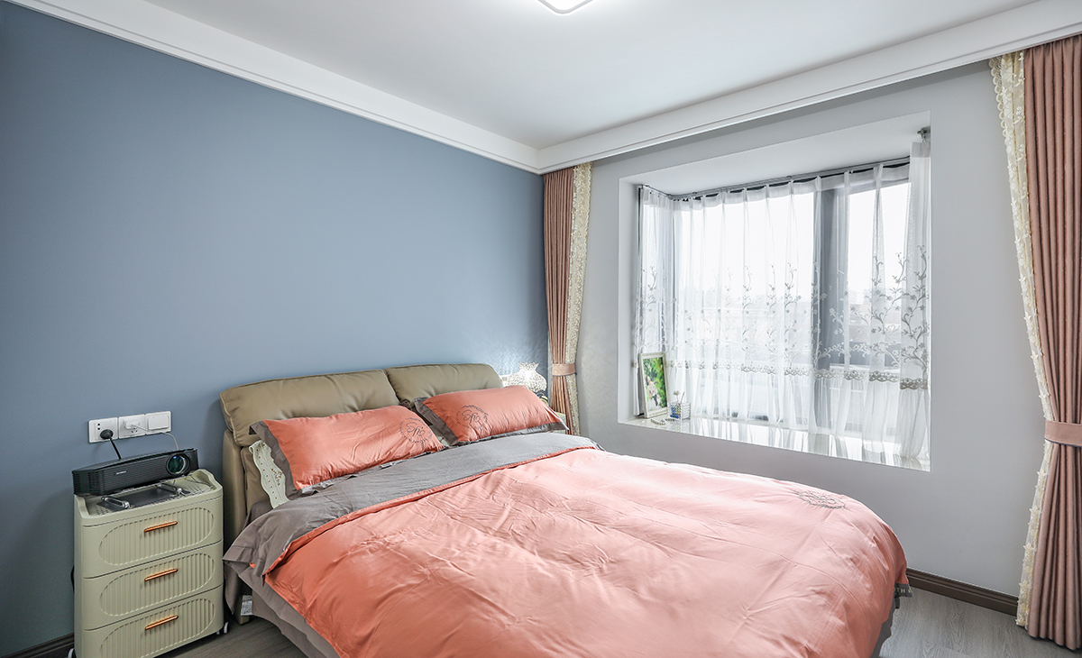 粉色枕头和白色床铺的搭配看起来非常协调和温馨。粉色和白色都是柔和的颜色，可以给人带来轻松和舒适的感觉。这种搭配也很适合在卧室中使用，因为卧室需要营造一个轻松、舒适和温馨的氛围。