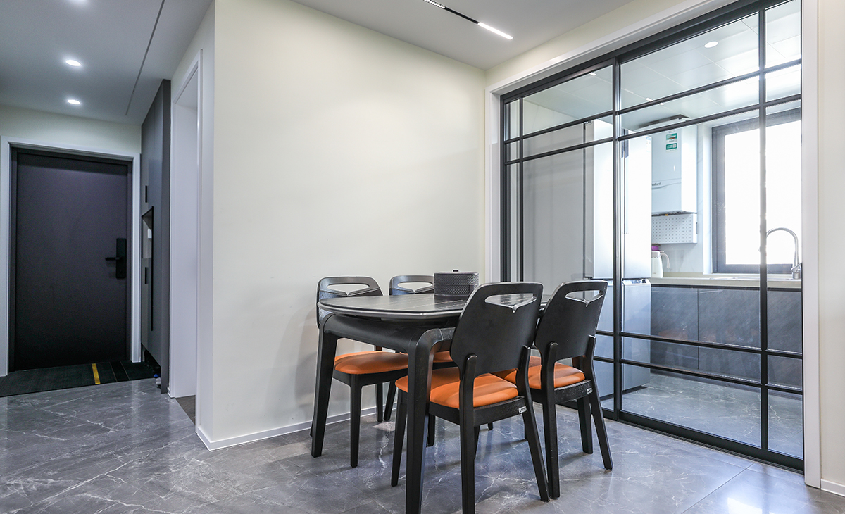 空间整体以米灰色调为主，现代感软装与整体空间色调融为一体，两移门更为餐厅增加了光亮。