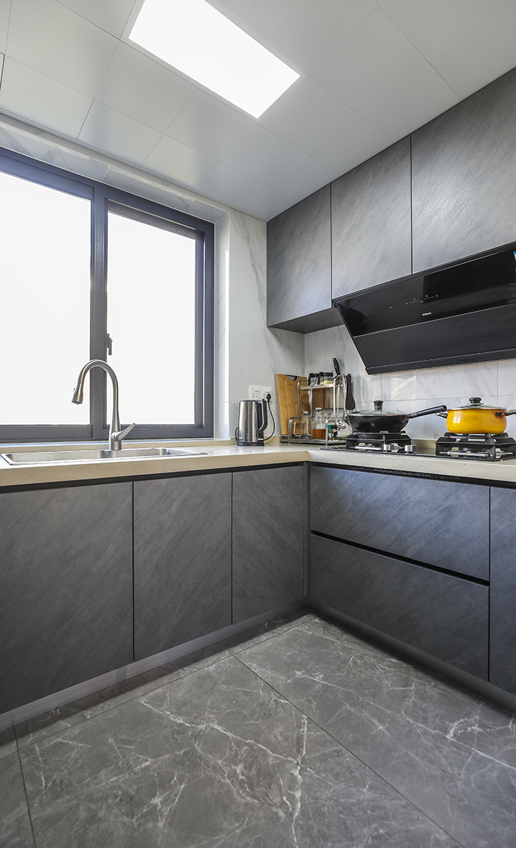 厨房U字型厨柜设计，满足了取、洗、切、炒、摆的操作流程。使小小的厨房的收纳空间也大大提升。