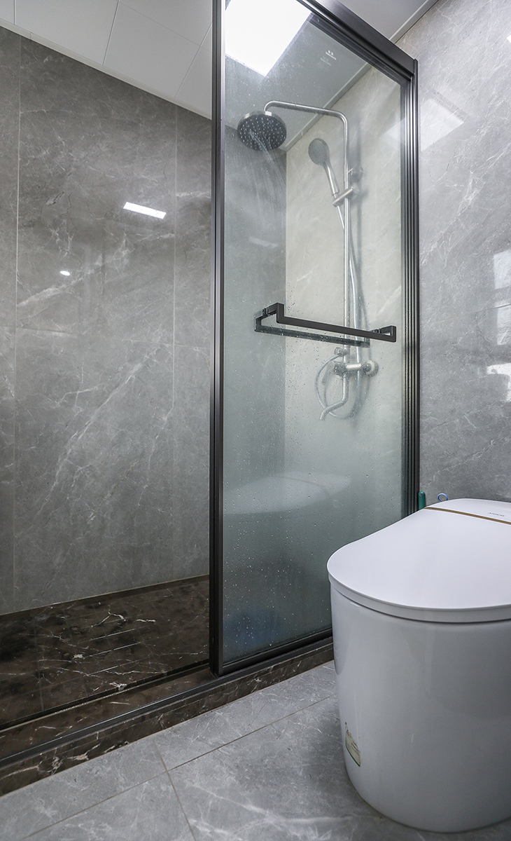 卫生间里容易积聚潮气，所以通风特别关键。淋浴房靠窗摆放，台盆做了干湿分离。小卫生间要把活动空间集中在一起，让动线变的更流畅。