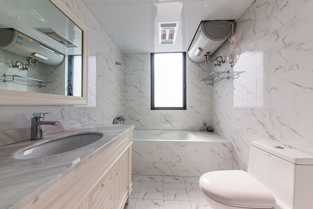 卫生间秉承的是和厨房一样的淡雅风格，纯白色的浴室柜和大理石纹理的瓷砖使卫生间看上去整洁、干净、优雅。