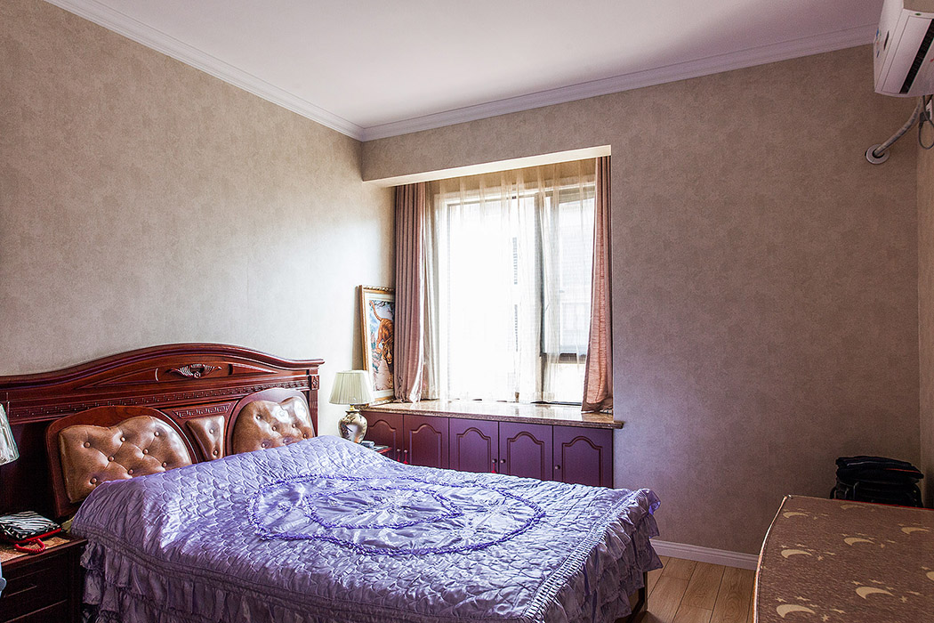 咖啡色的壁纸、 大气雕花的木床、床头灯古朴凝练，让卧室静谧舒适。