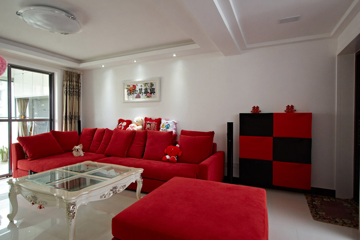 红色简约沙发配上简欧的茶几使得空间明亮，设计主题突出明显，一进入室内就给人一种喜庆的氛围，鞋柜采用红黑的搭配，使得失重的空间得到稳重。