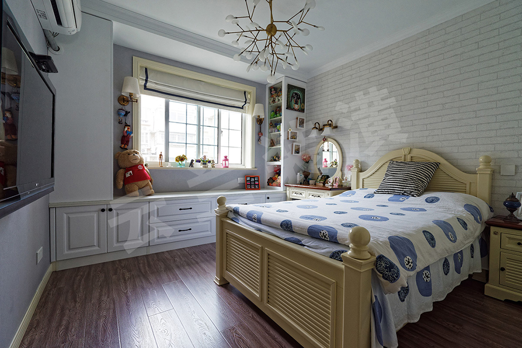 次卧则更加简约，床头仿文化砖壁纸搭配略显俏皮的公主床，简易实用的假飘窗柜在小清新色调的房间里更显温馨。
