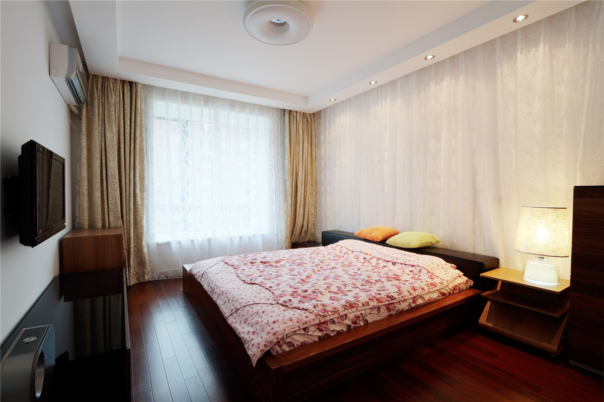 卧室里体现出的是一种简单的设计感觉，运用造型简洁的天花，现代又明朗。地面材质采用了与家采用了一致的颜色，从而保证了色彩的统一。