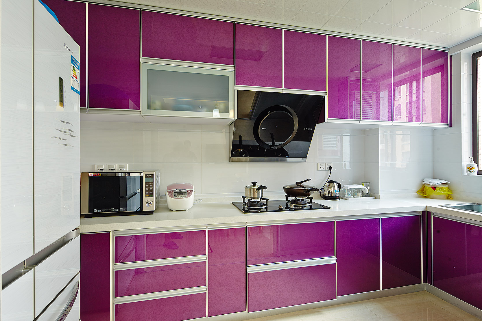 厨房的实用性更为直白的呈现在我们面前。无论是橱柜、台面的颜色还是材质，都以实用、好清洁为第一出发点，光面的晶钢板门板大大的省去很多家务劳动。

