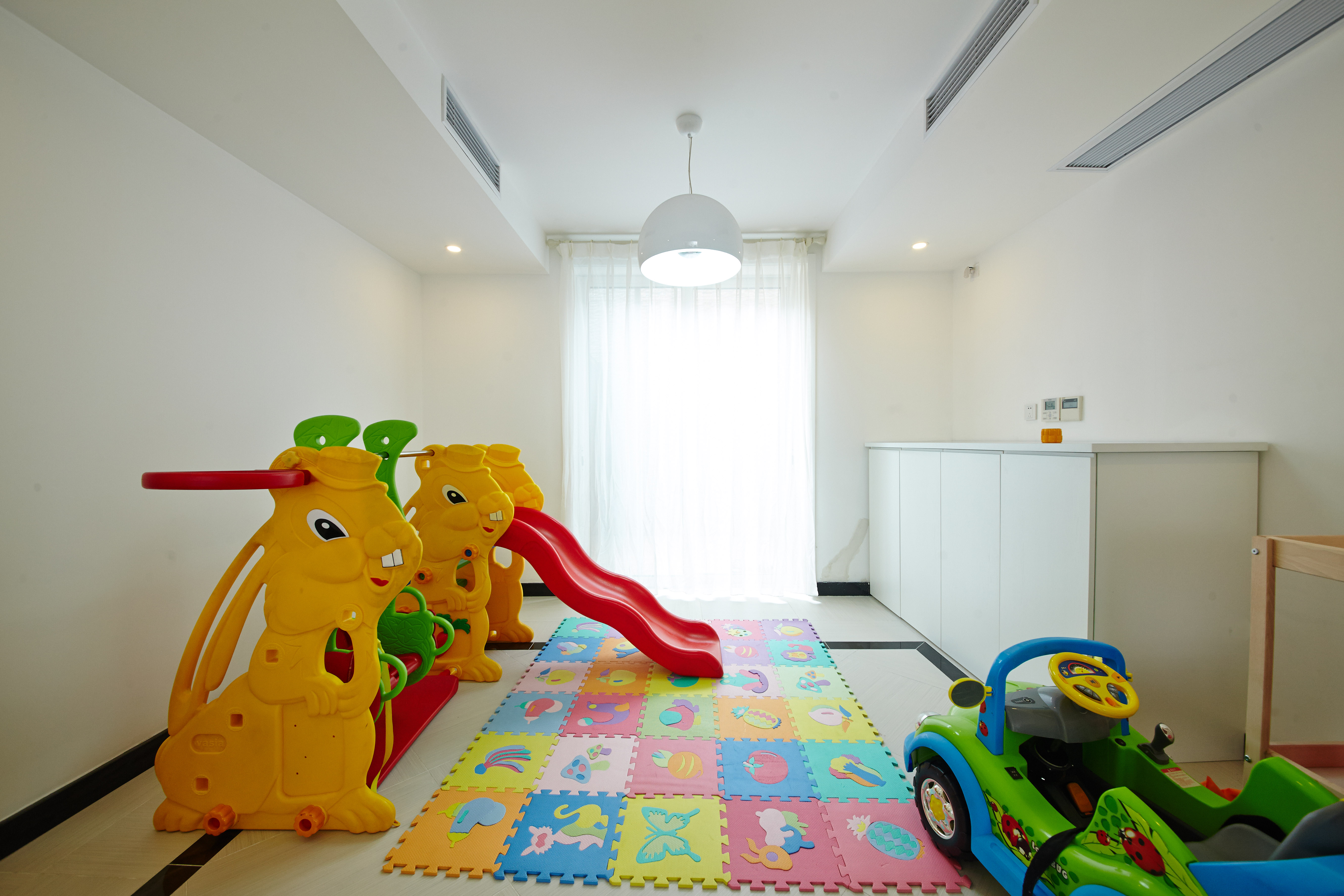 简洁的空间配以丰富的儿童玩具，让孩子在家中拥有自己独立的娱乐天地，给孩子一个快乐的童年。
