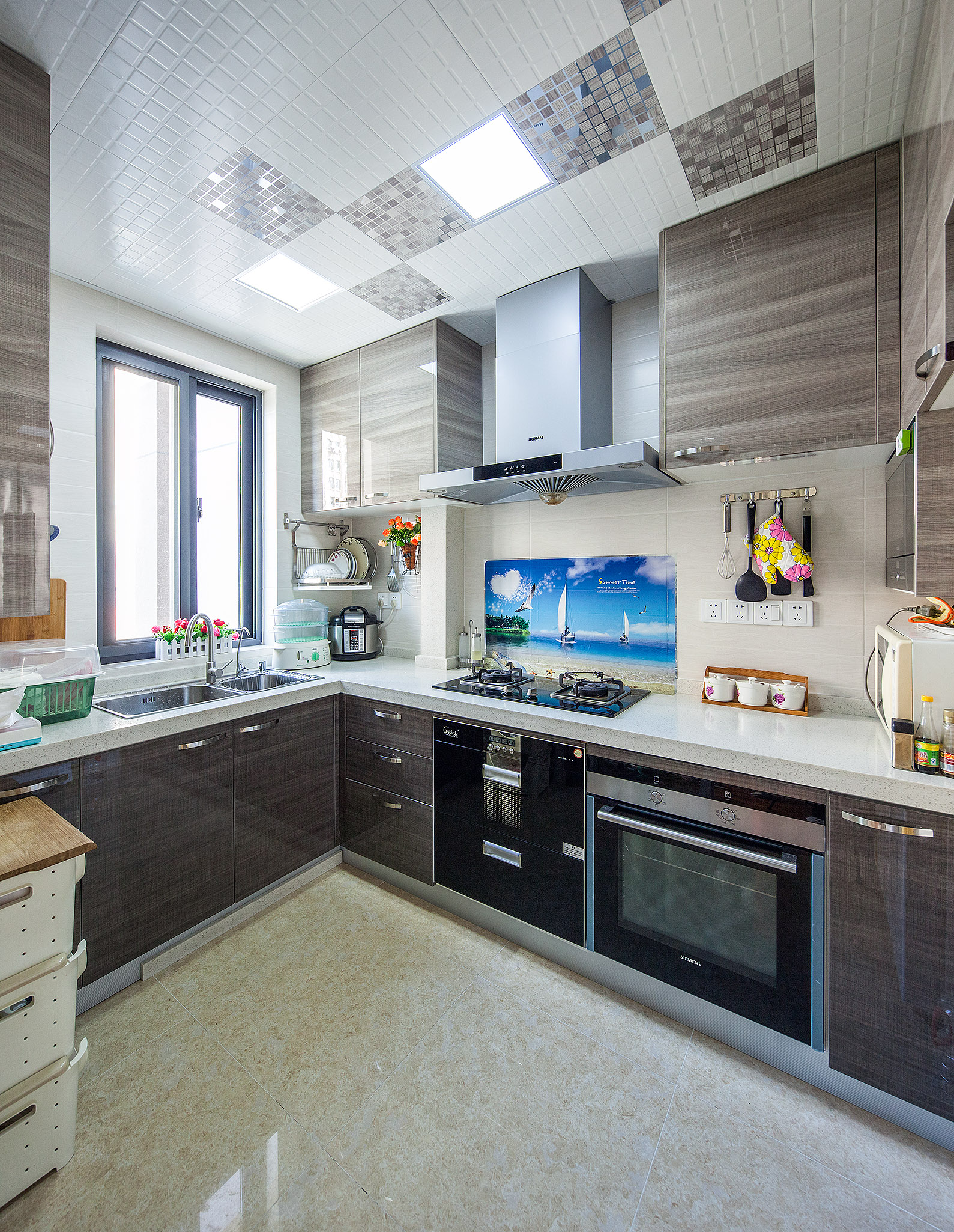 浅色的墙砖，拼花铝扣板，使厨柜显得更上档次，整个空间宽敞明亮。