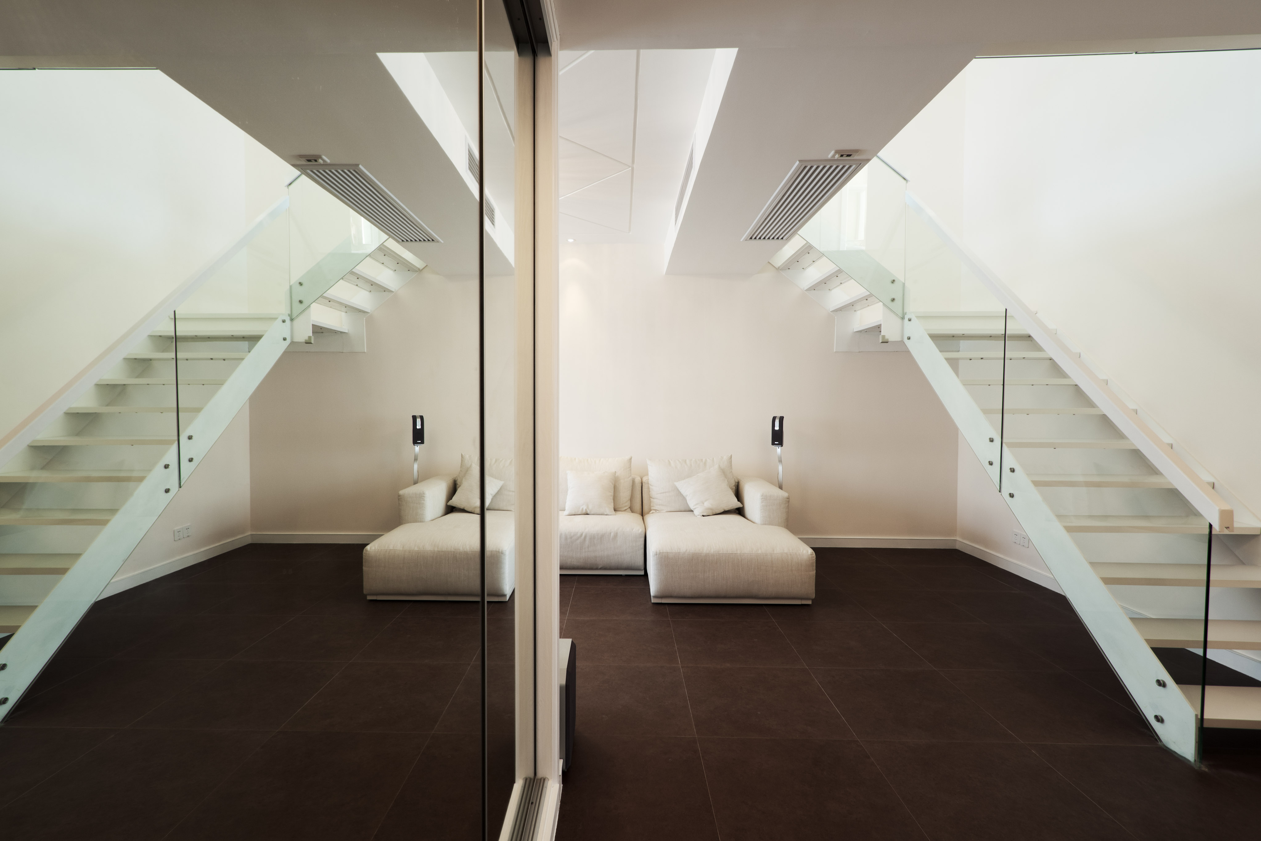 简约干练的现代极简主义装修风格，巧妙地空间规划，让整个居室尽显时尚气息。
