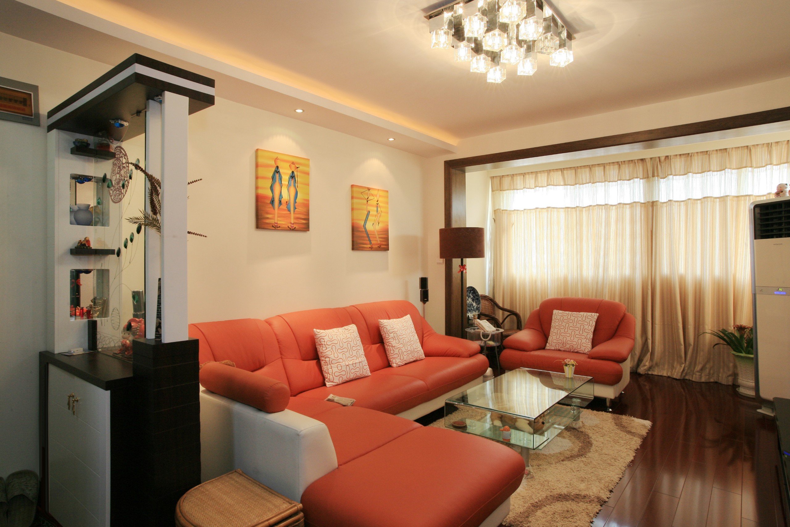 门口的玄关设计让客人一进门就一览无遗，也符合风水的说法，客厅橙色的沙发很是出挑，让客厅的空间顿时活泼起来。
