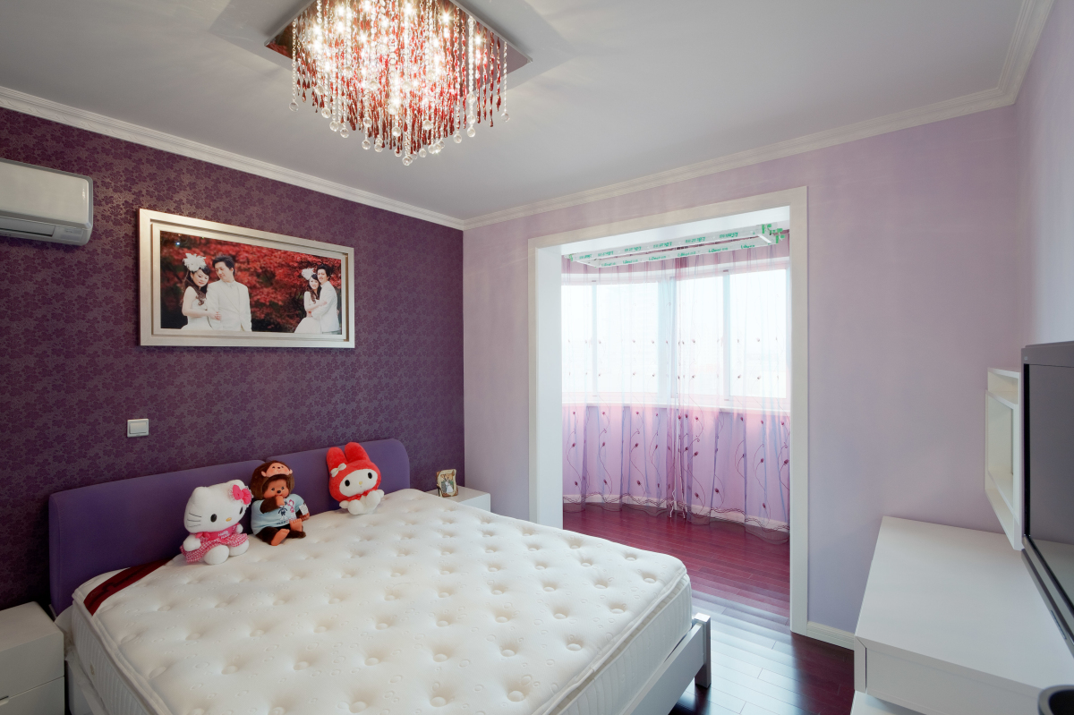 床背景采用了局部墙纸，整体主墙配合着墙纸的色调，充满浪漫的温馨气质，粉色水晶吊顶凸显出的玲珑剔透，统一协调。