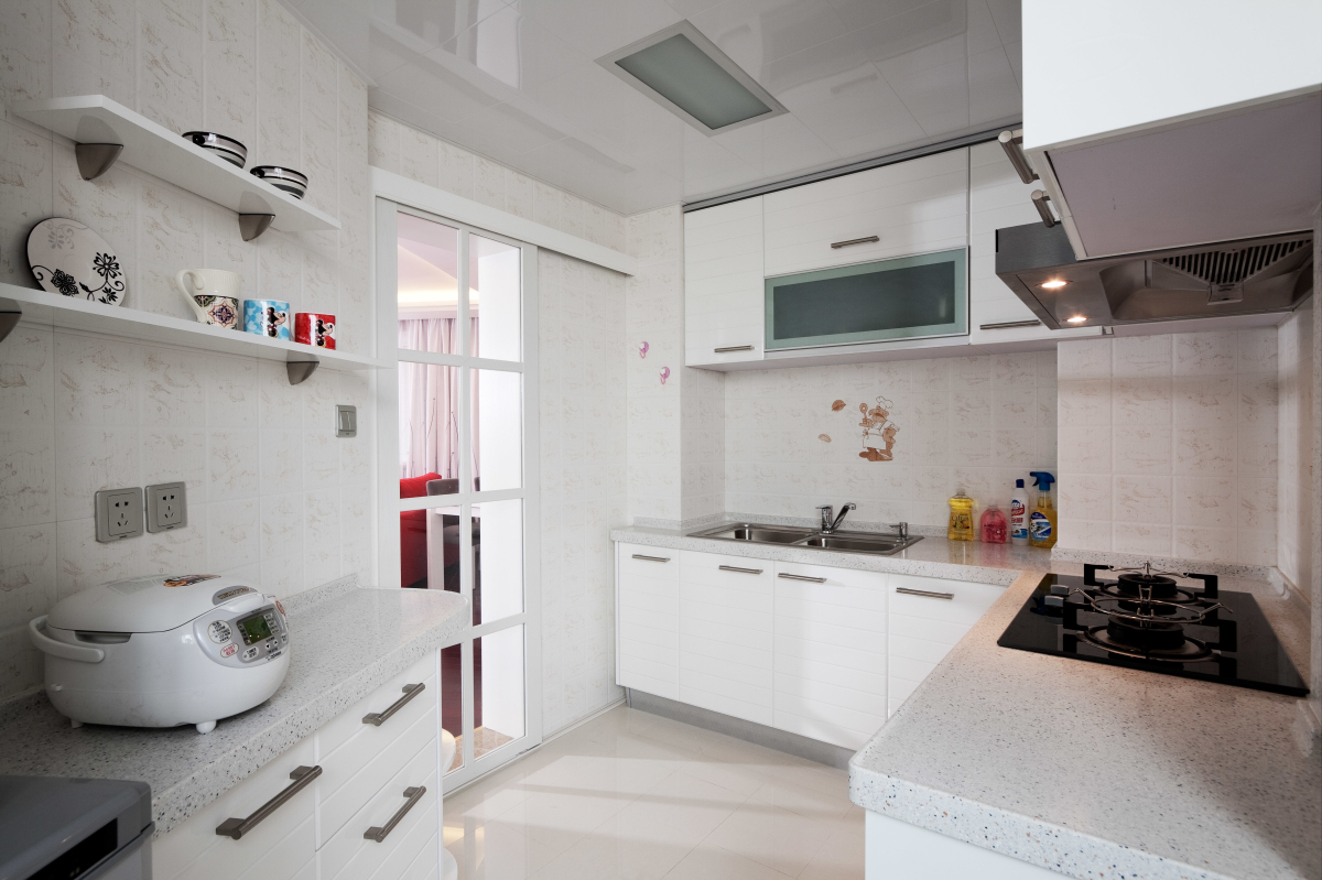 厨房风格是最简洁的白色，感觉整体的厨房面宽敞，不规则的房型把原本普通的厨房划分的有线条感觉，墙上的小摆设起到了画龙点睛的作用。
