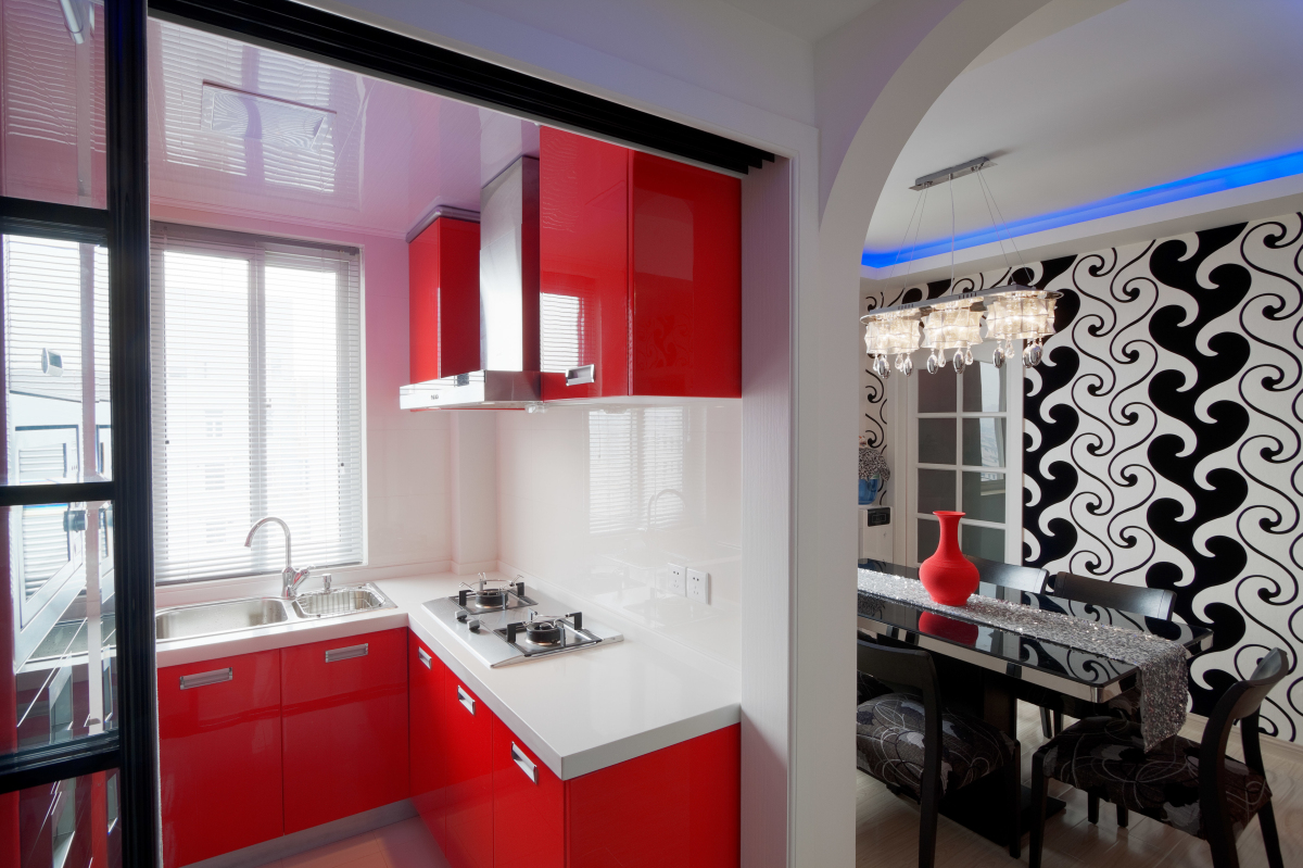 厨房空间简洁规整划一，透过大玻璃窗户，阳光照亮整个空间，厨房以U字形的格局精简了空间，洁白的台面与墙面、天花浑然一体。