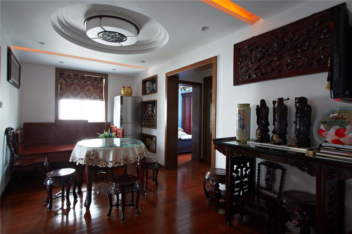 餐厅吊顶简洁而不单调，与餐桌相呼应。豪华的中式家具，也处处休现着中国的传统文化。
