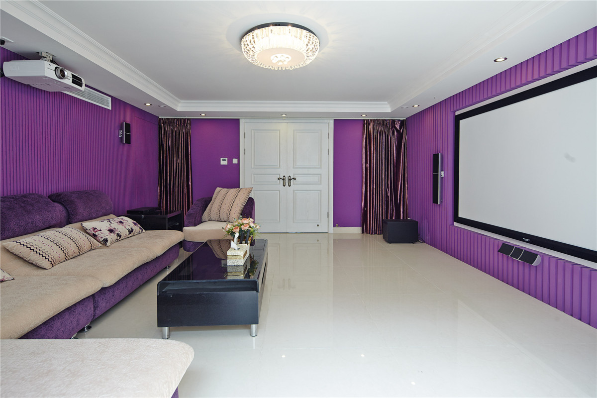 影音室的墙面和沙发大胆的采用紫色作为主色调。使影音室的脱离了传统乏味的设计。，两侧墙面的窗帘，是为了声学上，声音传播考虑。这个设计为中小型影音室设计做出了一个新的典范。
