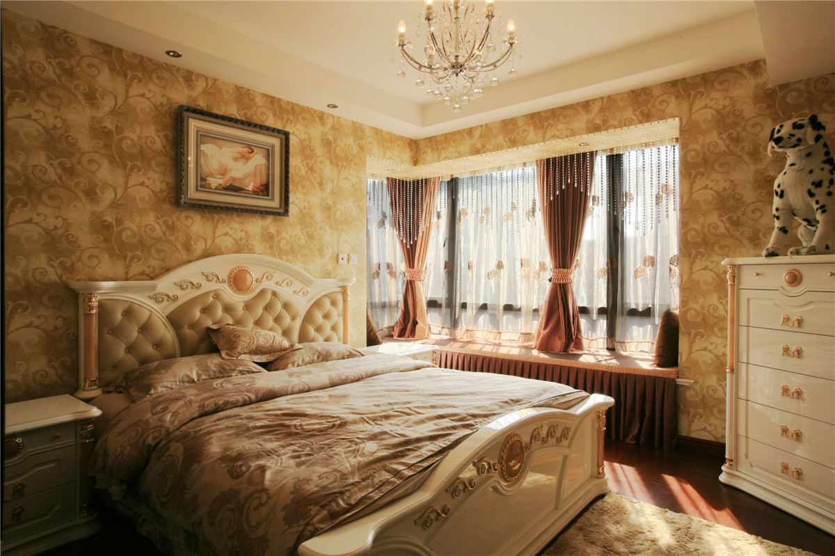 卧室的墙面利用墙纸来突出欧式风格，简约的背景墙，加上深色的窗帘，明亮的空间，卧室变得充满阳光、静、舒适，可以让人有很好休息、睡眠。