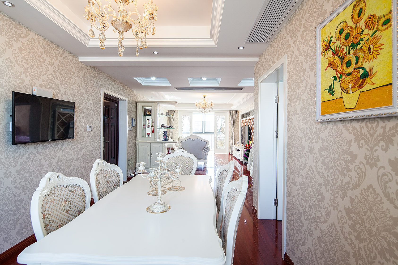 优雅，唯美的家具配饰再加上梵高的那幅《向日葵》体现出居室主人高雅品味。
