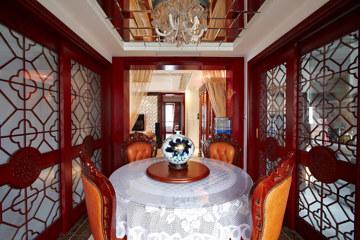 餐厅的设计运用风水学的原理，天圆地方的空间设计，属于招财入室，使得这个主人的才气更加的旺盛，中式雕花的移门使得中式风格更加的彰显。
