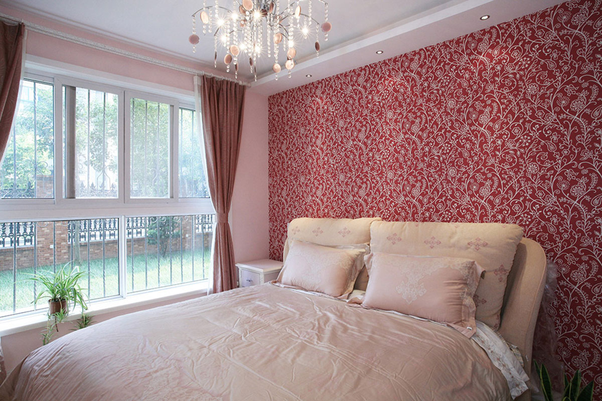 卧室粉色系是女主人的最爱，可爱的水晶灯加上粉色的墙纸时时刻刻告诉来看房的人们，这，是我的可爱小屋。
