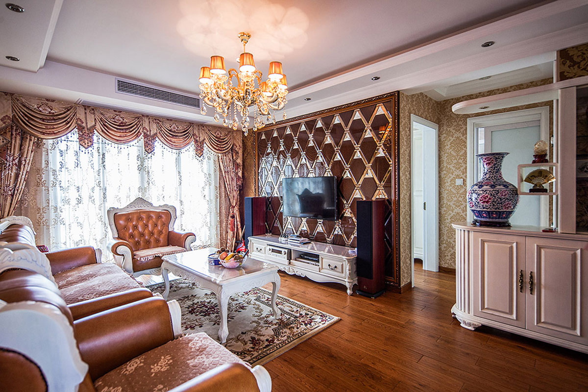 客厅欧式风格强调以华丽的装饰、浓烈的色彩、精美的造型达到雍容华贵的装饰效果。